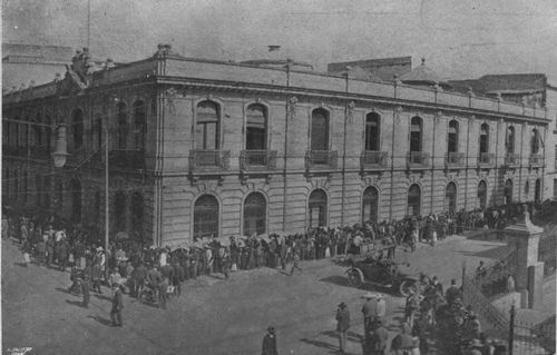 Queue around the Banco Central Mexicano