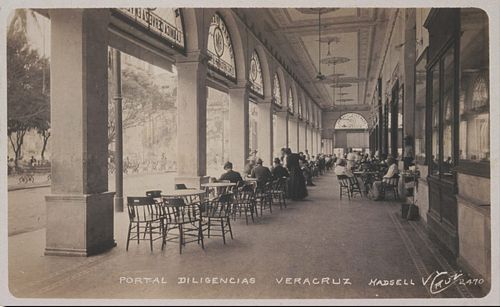 Portal del Hotel Diligencias a finales de 1913, visto de la calle Lerdo a la calle Zamora. A la izquierda, se ve parte del zócalo y la torre de la parroquia.Fotógrafo: Walter E. Hadsell.